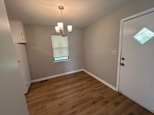 Foto del edificio - 3br 1.5 ba available now