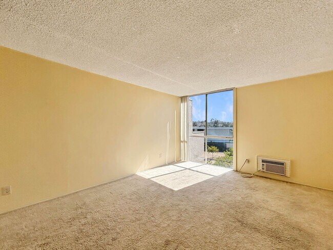 Building Photo - 1BD/1BA Condo in Point Loma Heights w/ Res...