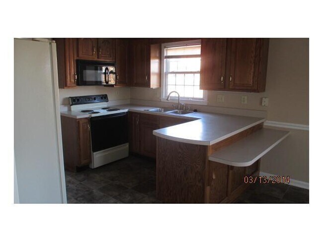 Foto del edificio - 5 Bedroom 2 1/2 Bath Home For Rent!