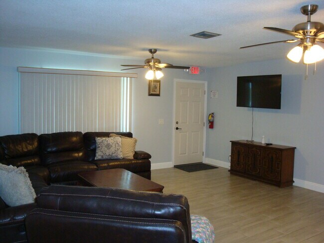 Foto del edificio - 120 Park Ln E