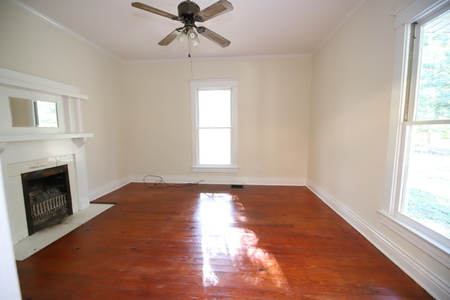 Building Photo - Three Bedroom Farm house in Pewee Valley
