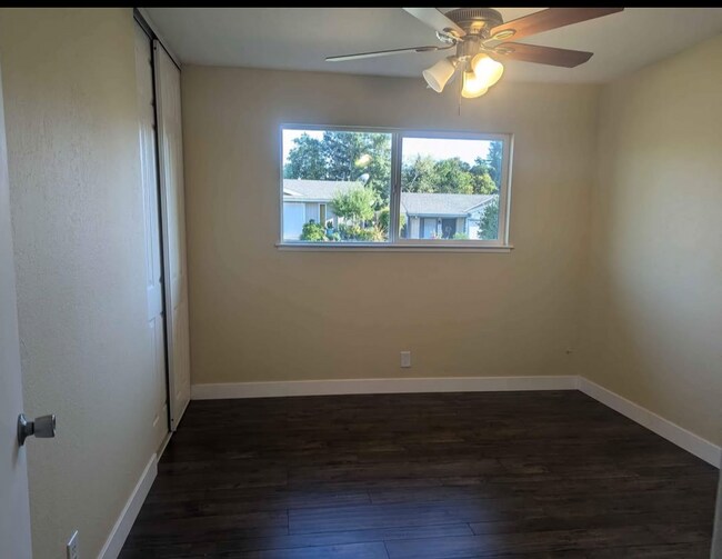 Foto del edificio - 5901 Moss Creek Cir