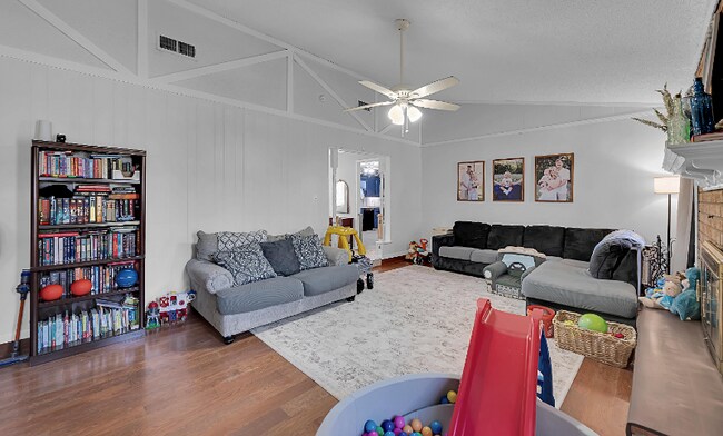 Building Photo - 400 Patricia Dr