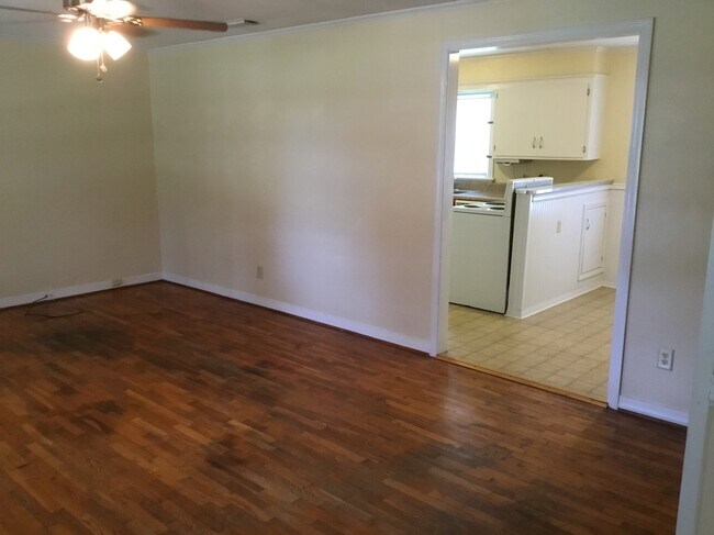 Living room looking into kitchen - 1922 Oconnell St