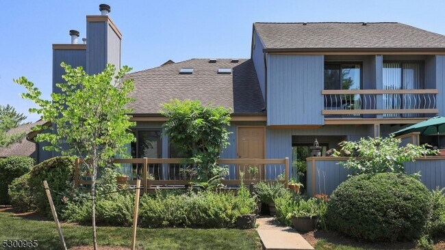 Building Photo - 7 Chestnut Ct