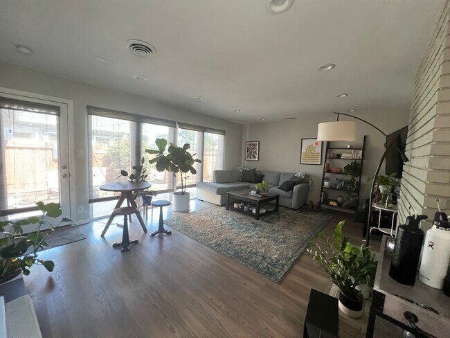 Foto del edificio - 2969 Rosemary Ln