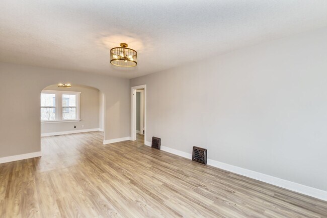 Foto del edificio - 544 S Poplar Dr