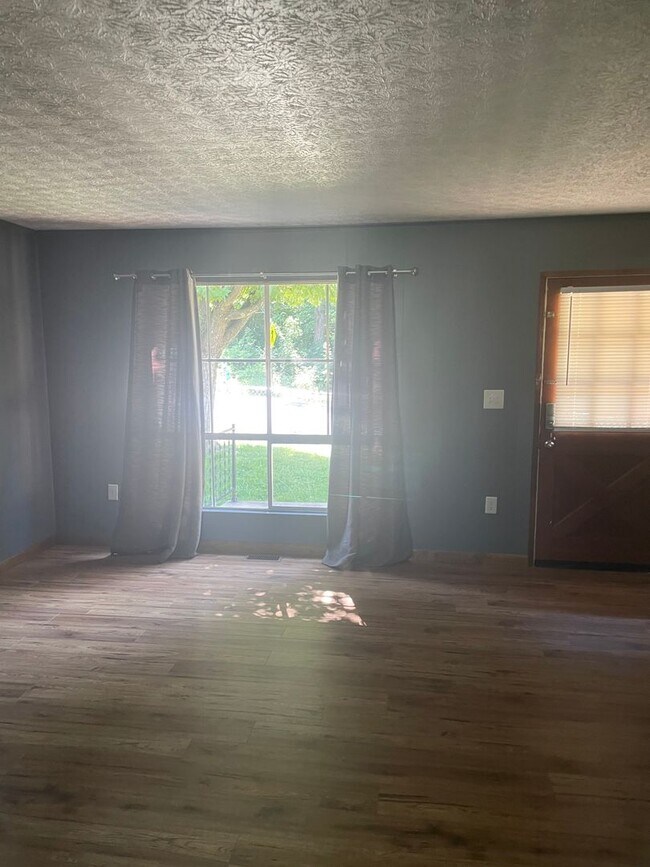 Foto del edificio - Three bedroom 1 1/2 bath ranch home