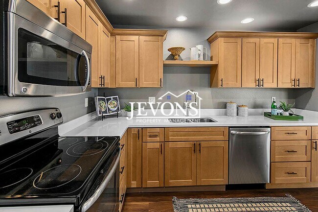 Foto del edificio - Top-floor 2-level condo with brand-new kit...