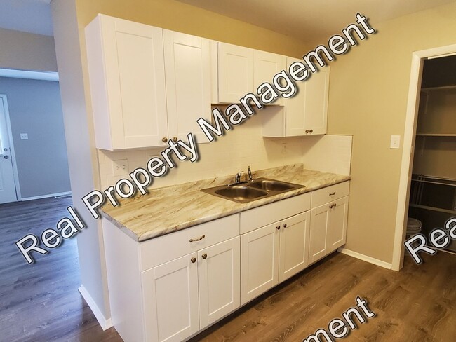 Building Photo - Completely Updated 2 Bedroom Apartment