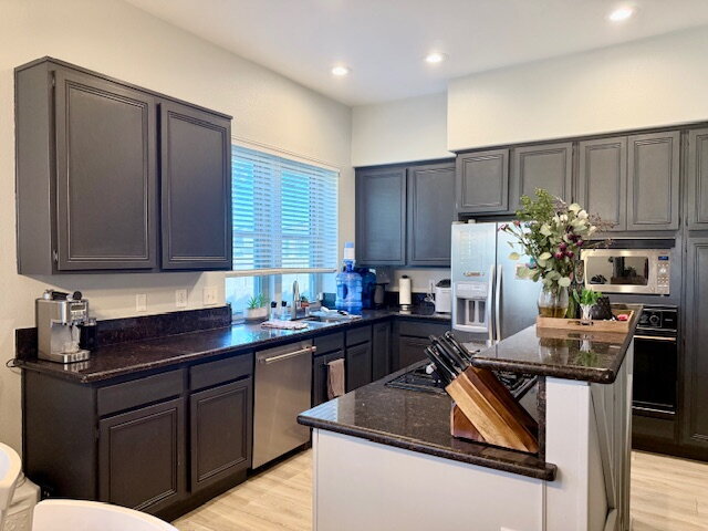 Foto del edificio - Spacious 3-Bedroom Oasis with 2 Full Baths in Las Vegas - Your 2234 Sq. Ft. Dream Awaits!