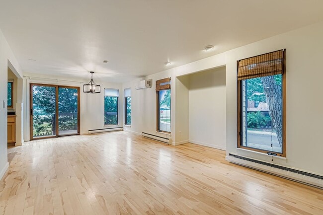 Photo - Beautiful 4-Bedroom Home with Mountain Vie...