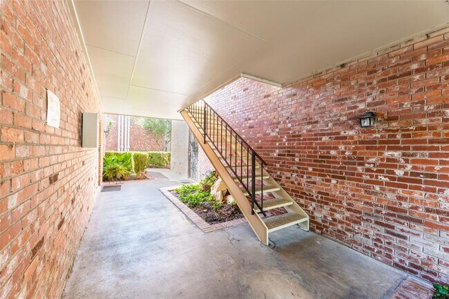 Foto del edificio - 7920 Rockwood Ln