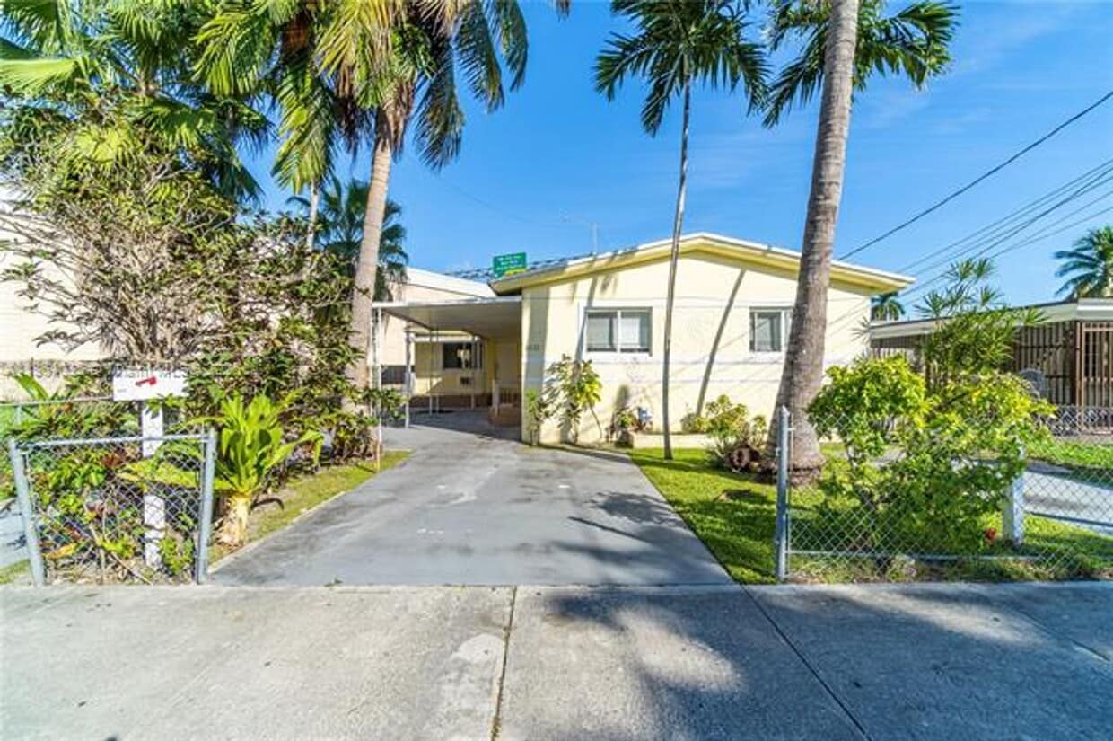 Foto principal - 1021 NW 23rd Ave
