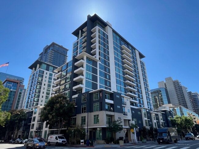 Building Photo - 425 W Beech St