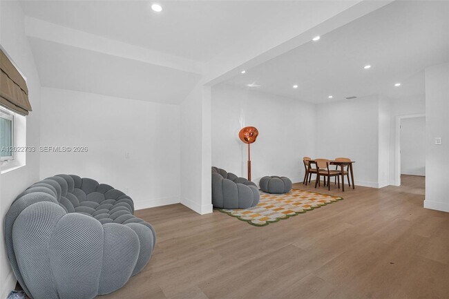 Foto del edificio - 21 NE 48th St