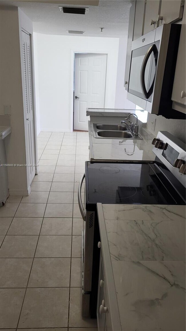 Foto del edificio - 715 SW 148th Ave