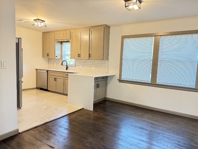 Foto del edificio - 1819 S Irvington Ave