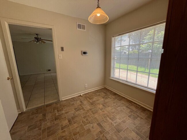 Building Photo - Renovated 4 Bedroom 2 Bath Home for Rent!