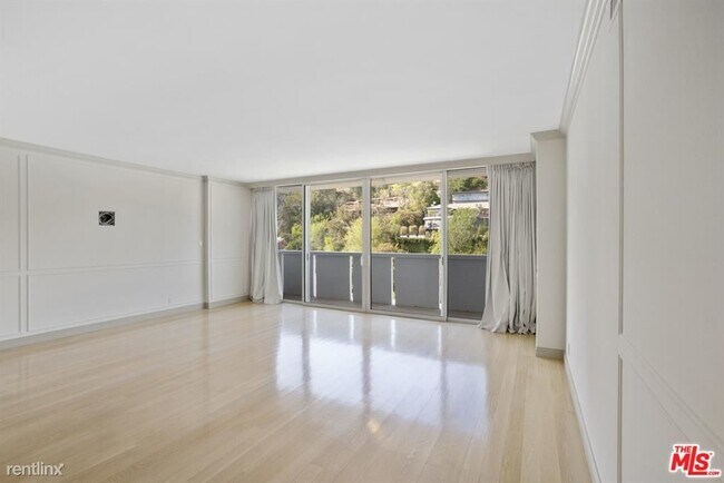Foto del edificio - 8787 Shoreham Dr