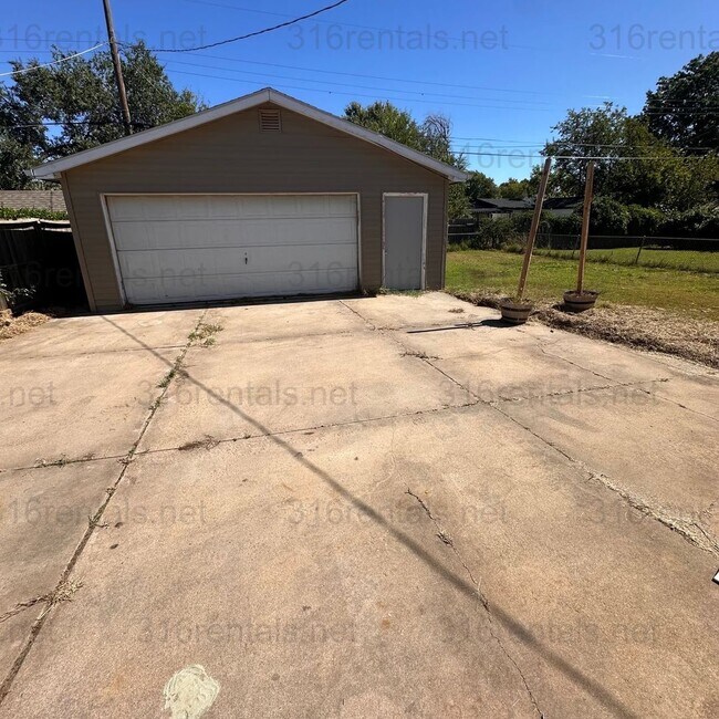 Foto del edificio - $1200 – 3 Bed + Bonus Room, 1 Bath | Singl...