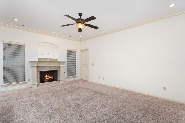 Building Photo - Charming 3-Bedroom Home with Fenced Back Y...