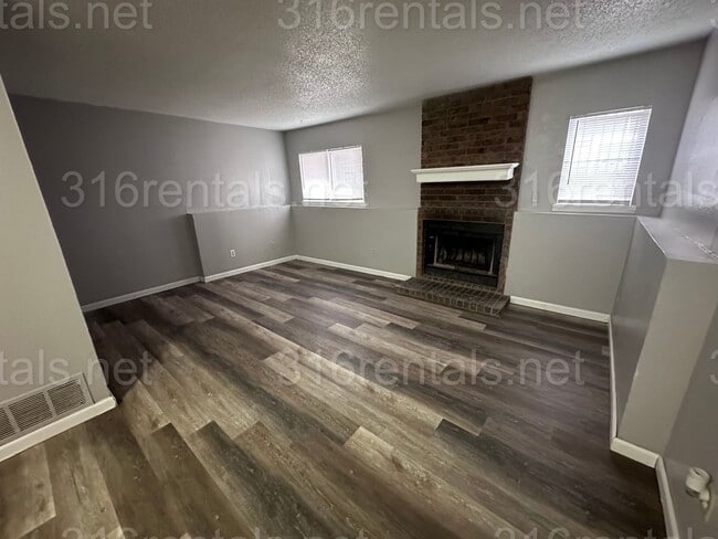 Building Photo - $895 - 2 bed 1.5 bath beautiful bi-level a...