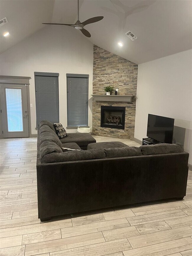 Building Photo - 3914 NE Realtree Dr