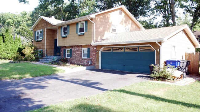 Building Photo - Beautiful large Bi-Level in Desirable Oak ...