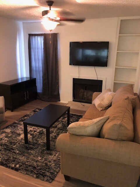 Foto principal - 18333 Roehampton Dr