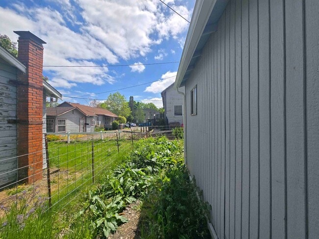 Building Photo - Cozy 2 Bed, 2 Bath Home with Parking Spaces and a Fenced Backyard!