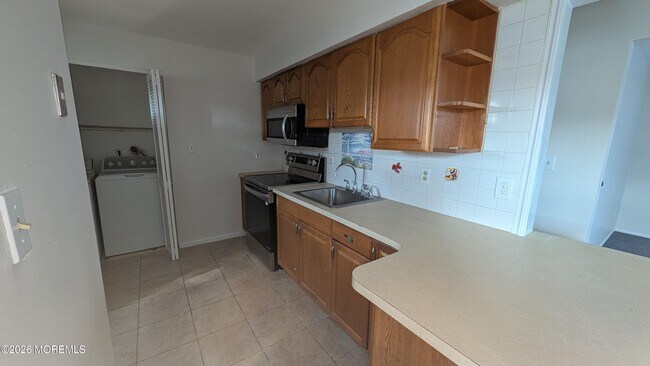 Foto del edificio - 230 Sawmill Rd