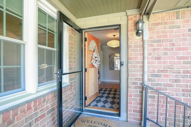 Foto del edificio - Charming 2BR in Historic Home – Bright, Sp...