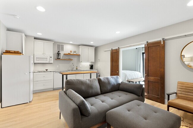 Building Photo - Fully Furnished ADU in Valley West
