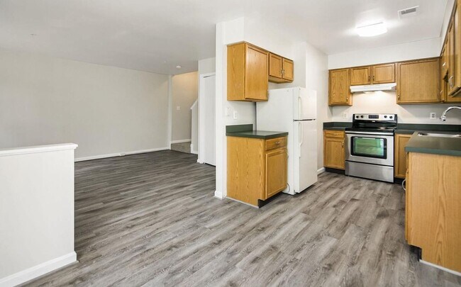 Foto del edificio - Three level townhome in Taskers Chance available mid June!