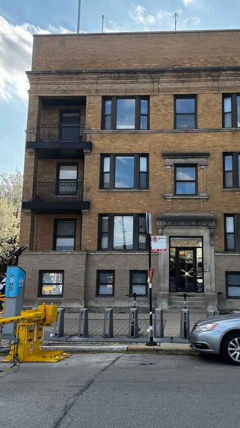 Primary Photo - 3700 N Sheffield Ave