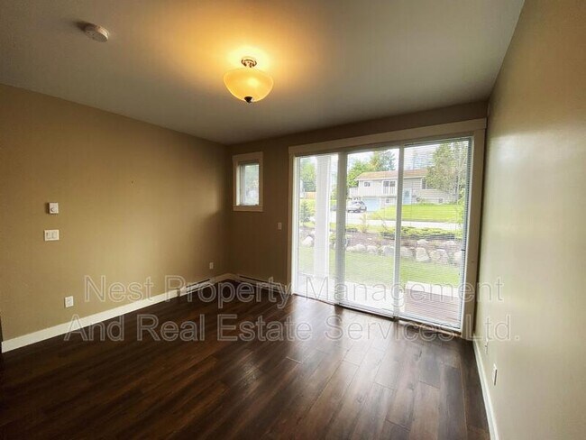 Photo du bâtiment - 110-110 Baxter Ave