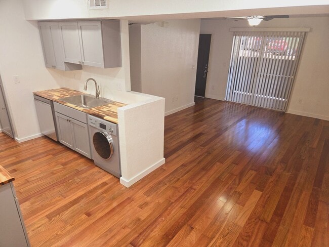 Building Photo - Freshly Remodeled 2 Bed, 2 Bath Condo in The Arbors!! Students OK! No Pets! Avail. Now!