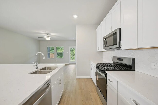 Building Photo - 524 Clover Crk Dr