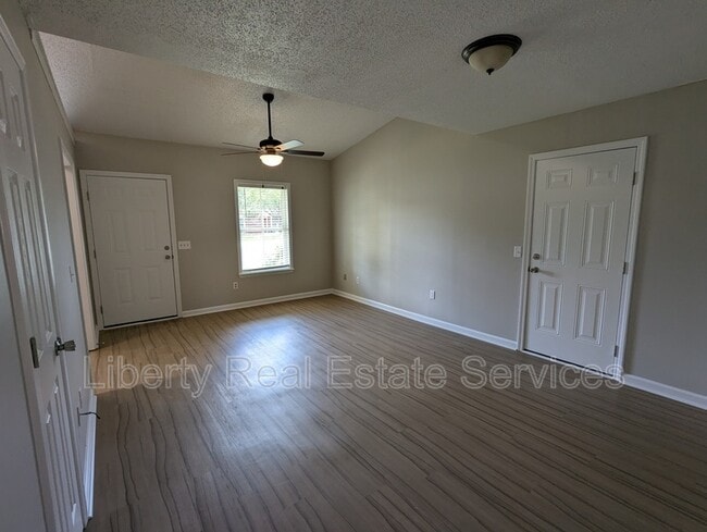 Foto del edificio - 628 Honey Ridge Ln