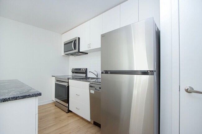 Building Photo - Contemporary 3-Bedroom Furnished Apartment...