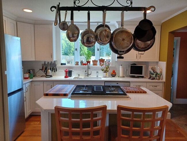 Building Photo - 340 Brook Rd