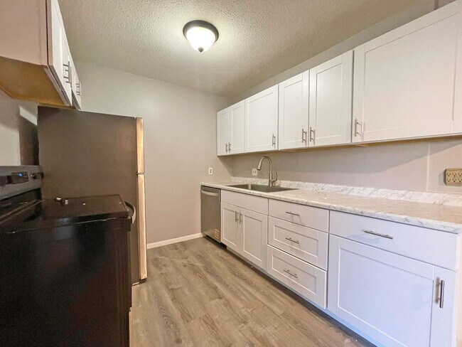 Building Photo - Newly Redone 3 Bedroom Bungalow in Tonka B...