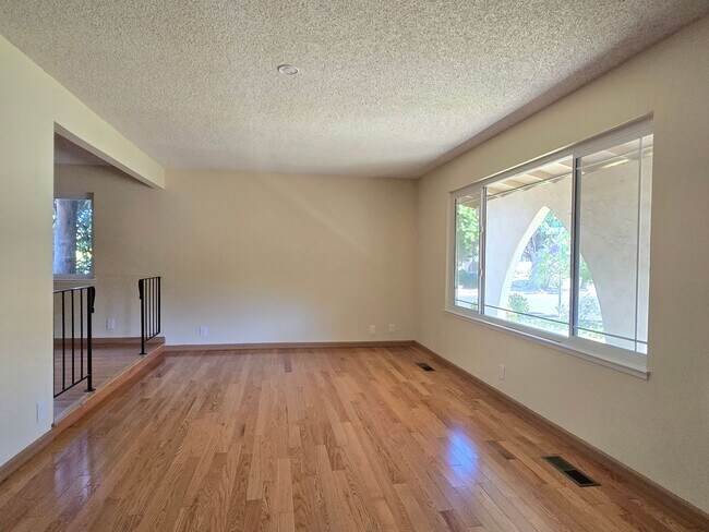 Building Photo - Spacious 2-Story Single Family Home, Renov...