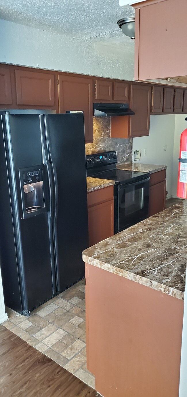 Kitchen - 2115 Greenbriar Colony Dr