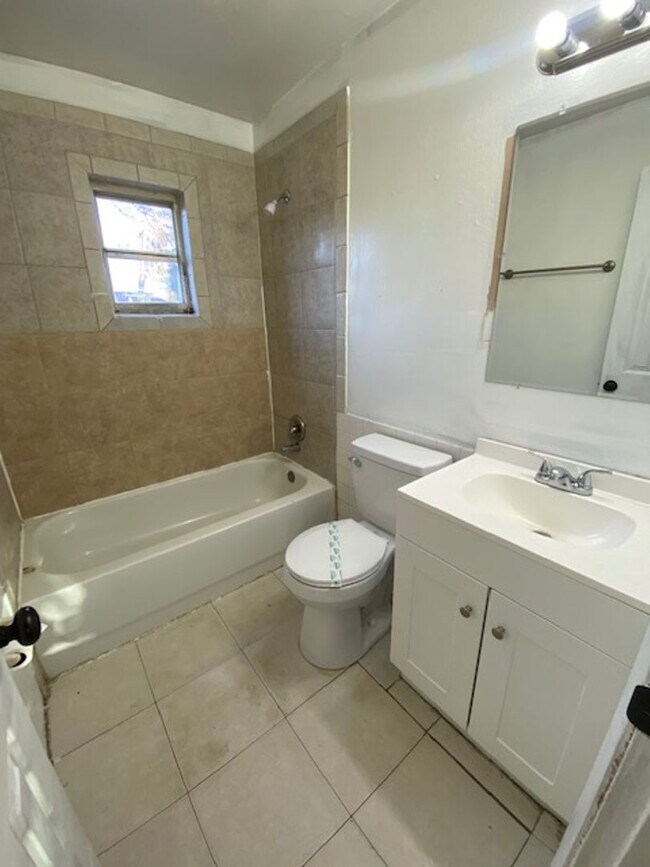 Building Photo - 3 Bed 1 Bath Home | Pet Friendly | Fenced ...