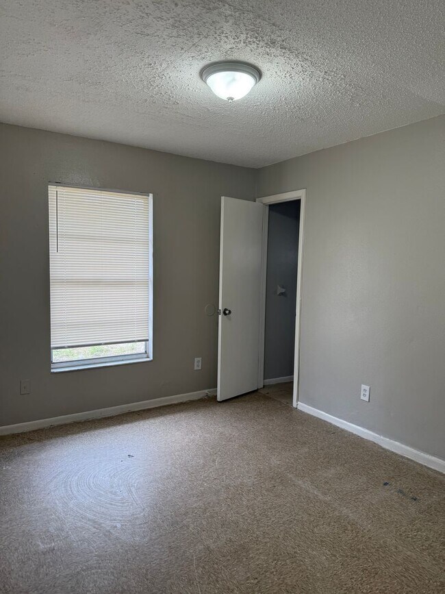 Building Photo - 2 bed one and half bath