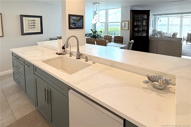 Foto del edificio - 1950 SW Palm City Rd