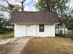 Building Photo - 1023 S Millwood Ave