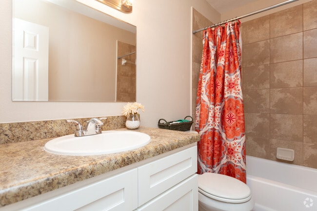 2 BR, 1 BA - 915 SF - Park Regency